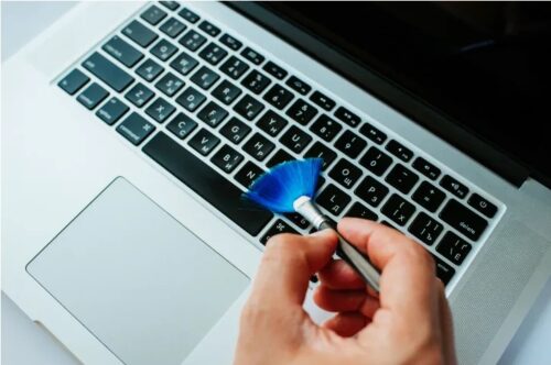 cara membersihkan keyboard laptop